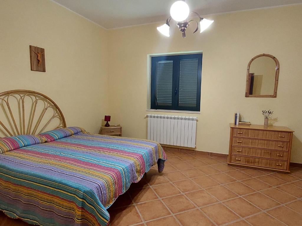 LiberiTenuta Armida Relax & Pool的一间卧室配有一张床、梳妆台和镜子