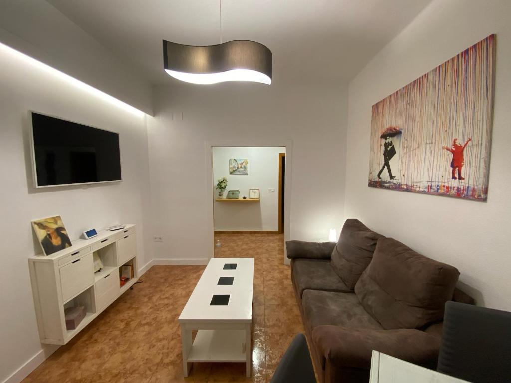 科尔多瓦COSTASOL CORDOBA - Apartamento moderno - céntrico的客厅配有沙发和桌子