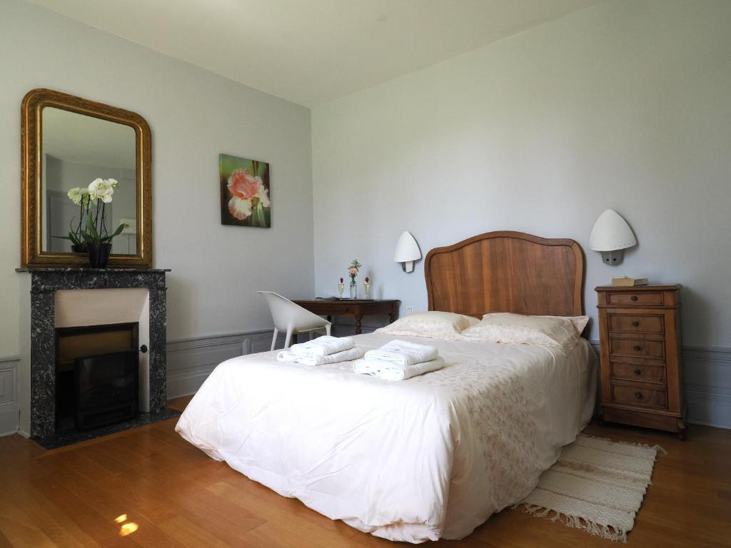 拉罗什波赛Le Jardin des Lys的一间卧室配有一张带镜子的床和一张书桌