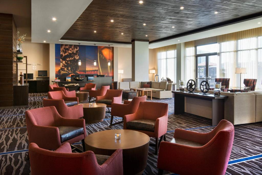 尔湾尔湾光谱万怡酒店的酒店大堂设有椅子和候机室