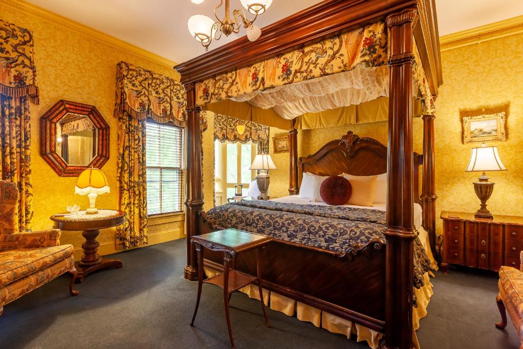 纽波特常青藤小屋酒店的一间卧室配有天蓬床和沙发