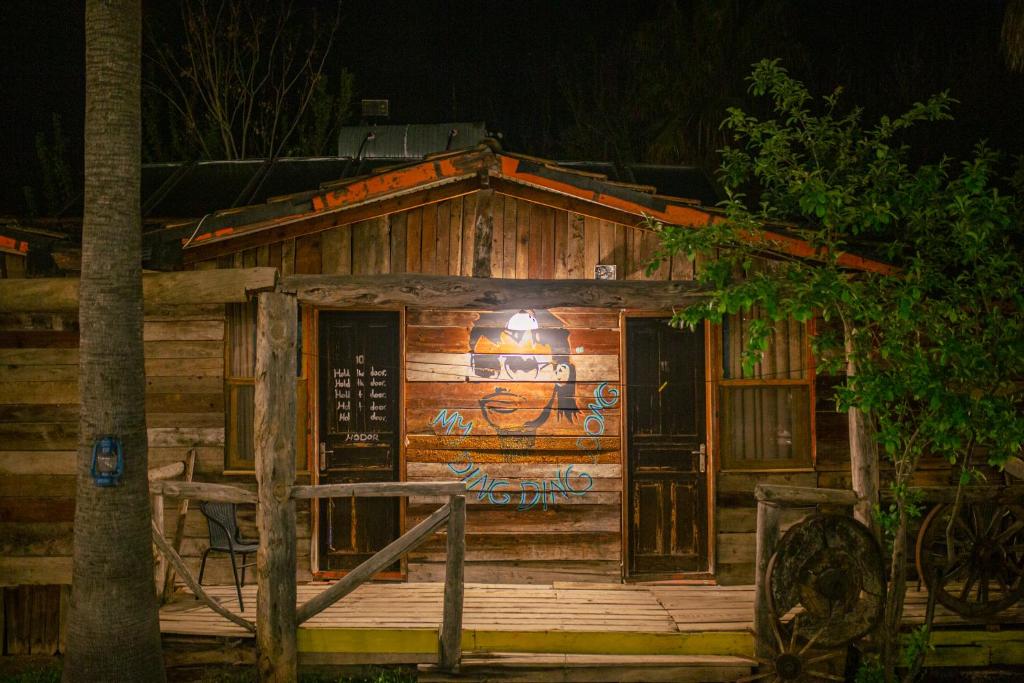 奥林波斯Kadir's Family House的夜间涂鸦的小木屋