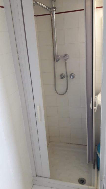 奥斯图尼Muri de mainè的浴室里设有玻璃门淋浴