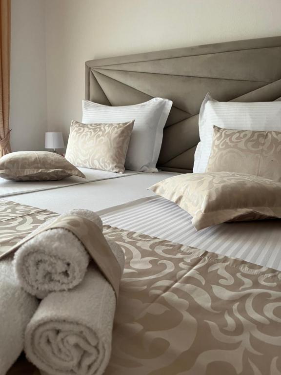 斯塔布鲁克Apartments Magdalena的卧室配有一张带白色床单和枕头的大床。