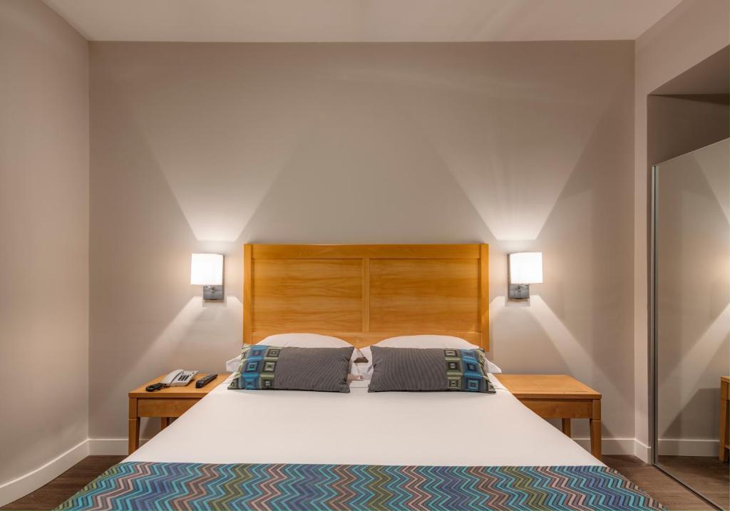 坎皮纳斯Monreale Express Glicério Campinas的一间卧室配有一张大床和两个枕头