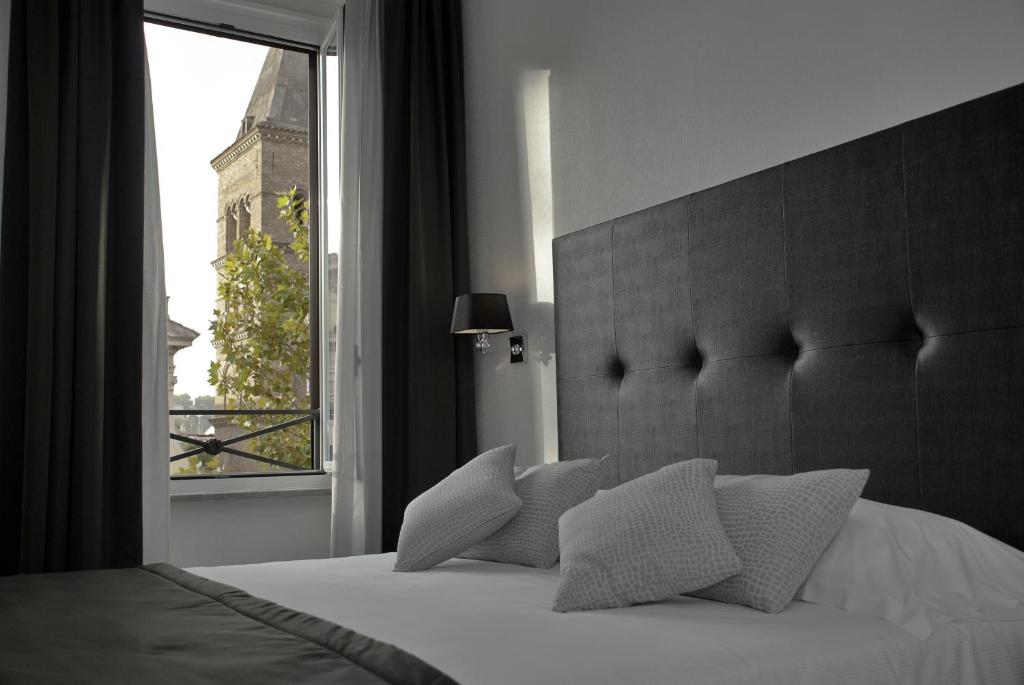 罗马M.E.拉斯提弗列公寓的一间卧室设有一张大床和大窗户