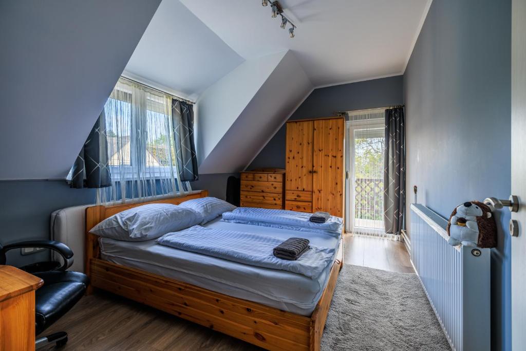 巴拉顿凯奈谢Orchidea Apartman的一间卧室配有一张蓝色墙壁的床