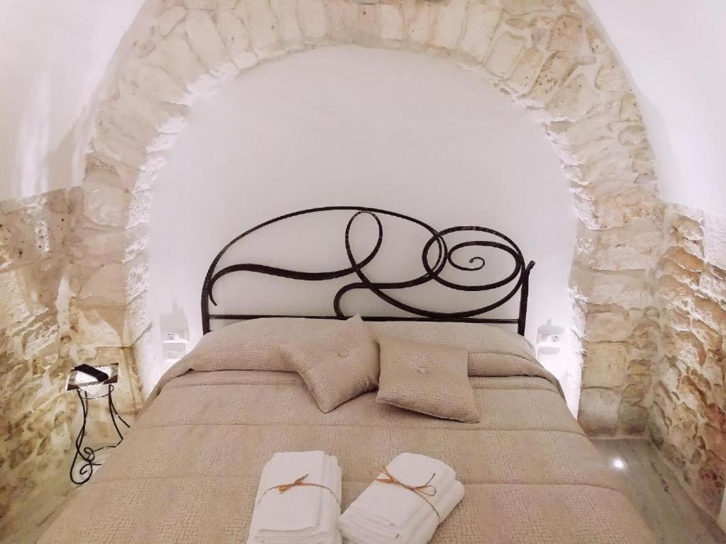 马丁纳弗兰卡Archetto Bianco的一间卧室配有一张黑色床头板的床