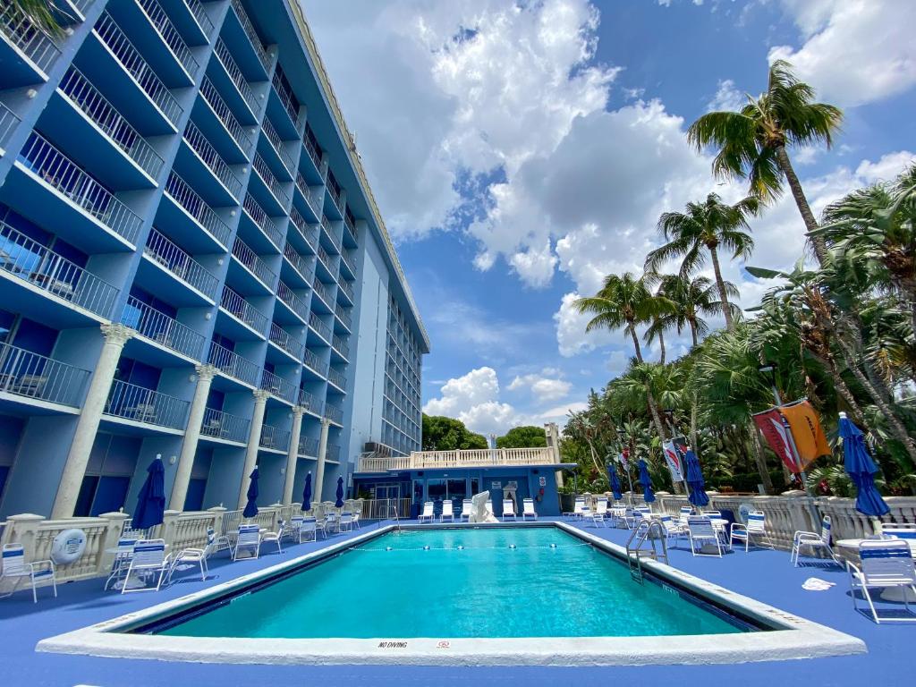 迈阿密花园体育场酒店的酒店前的游泳池
