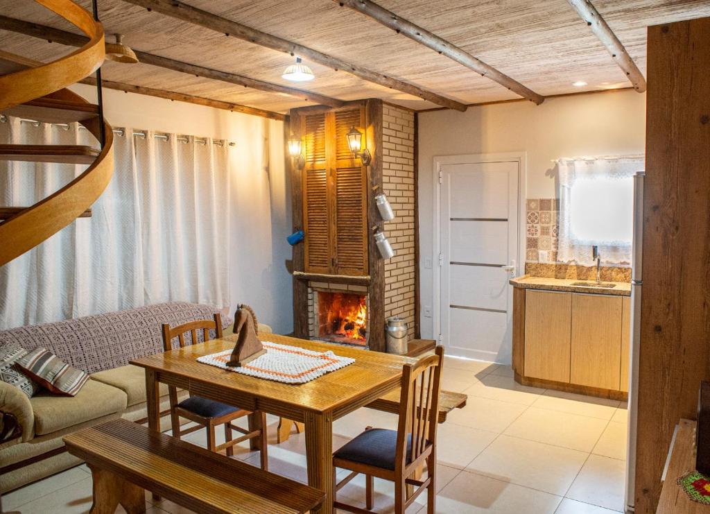 本图贡萨尔维斯Casa di legno italiana的客厅配有桌子和壁炉