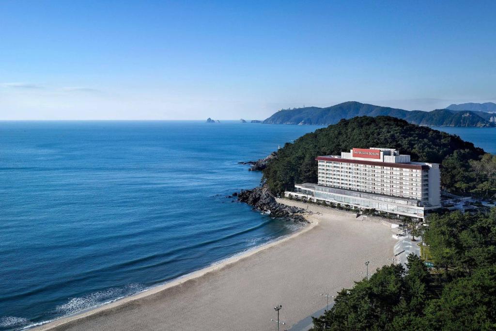 釜山The Westin Josun Busan的海边的酒店