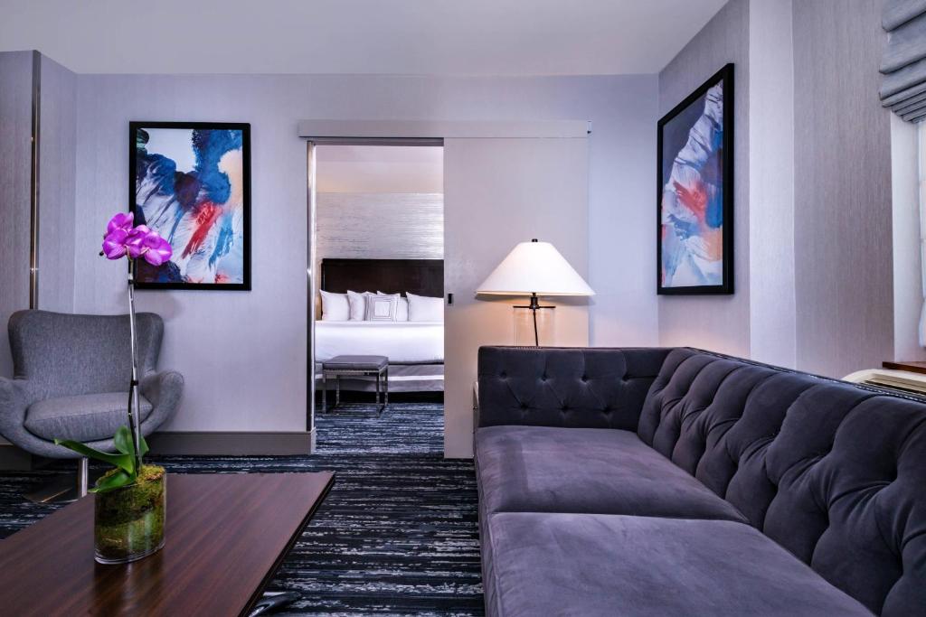 纽约纽约曼哈顿/时代广场费尔菲尔德客栈的带沙发的客厅和卧室