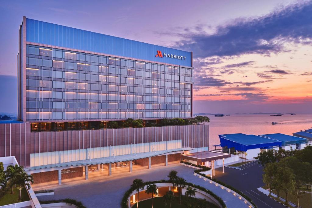 名古屋Batam Marriott Hotel Harbour Bay的日落时分处女酒店空中景观