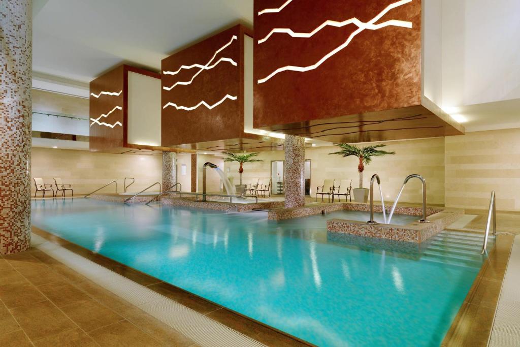 阿斯隆喜来登阿斯隆酒店的酒店大堂的大型游泳池