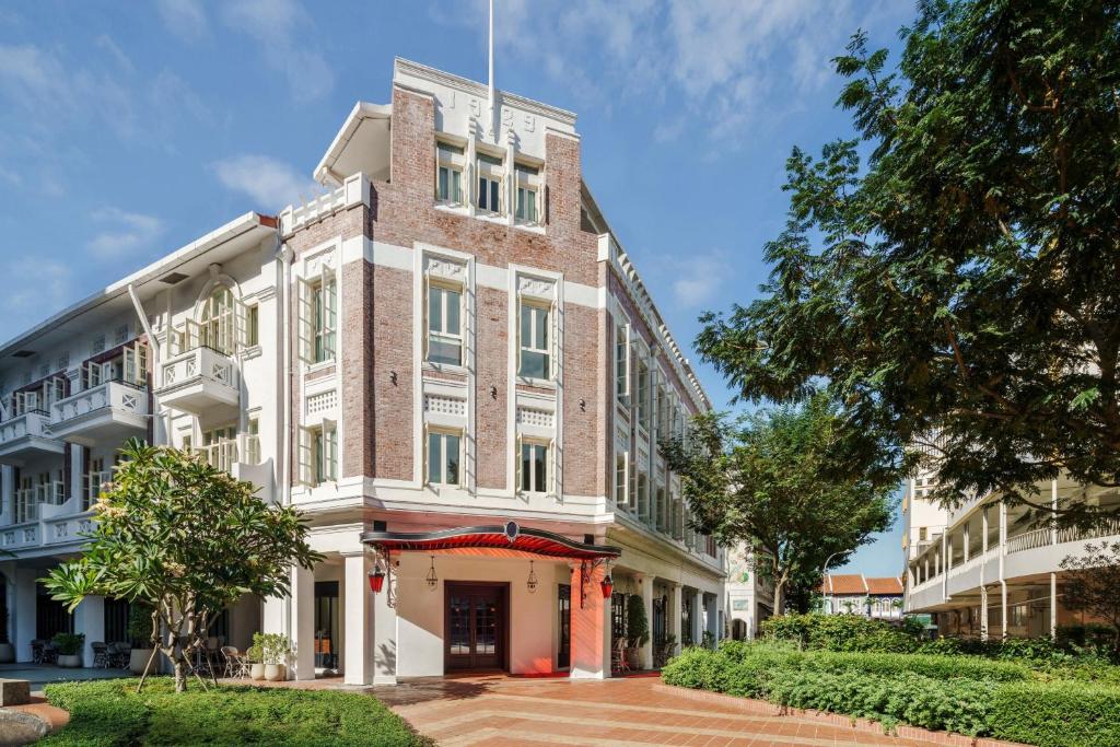 新加坡Maxwell Reserve Singapore, Autograph Collection的街道上的旧砖砌建筑