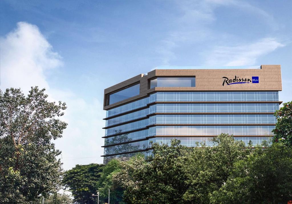 孟买Radisson Blu Mumbai International Airport的上面有罗兰达标志的建筑