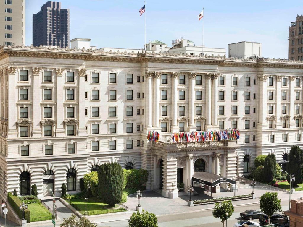 旧金山旧金山费尔蒙特酒店的一座白色的建筑,上面有美国国旗
