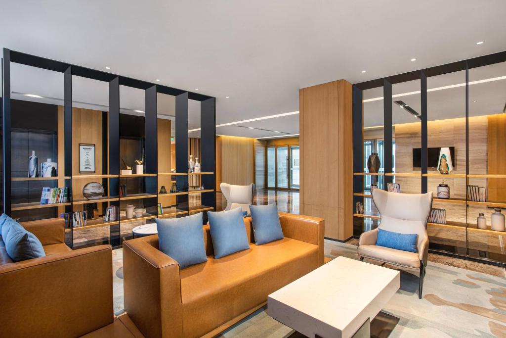 西宁西宁城北万枫酒店的客厅配有两张沙发和蓝色枕头