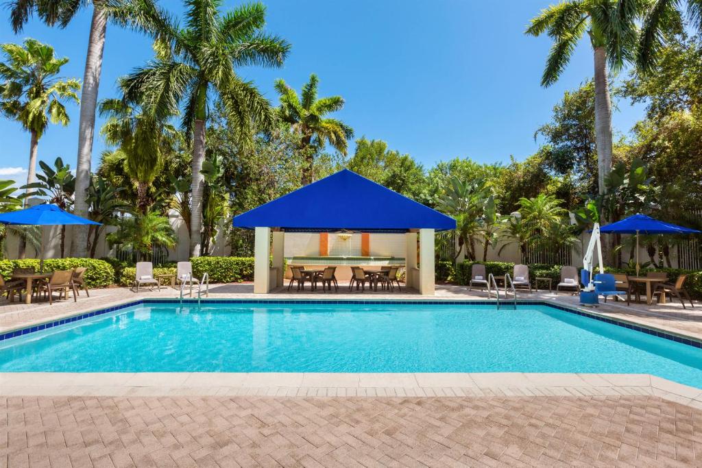 布卡拉顿博卡拉顿春季山丘套房的一个带凉亭和棕榈树的游泳池