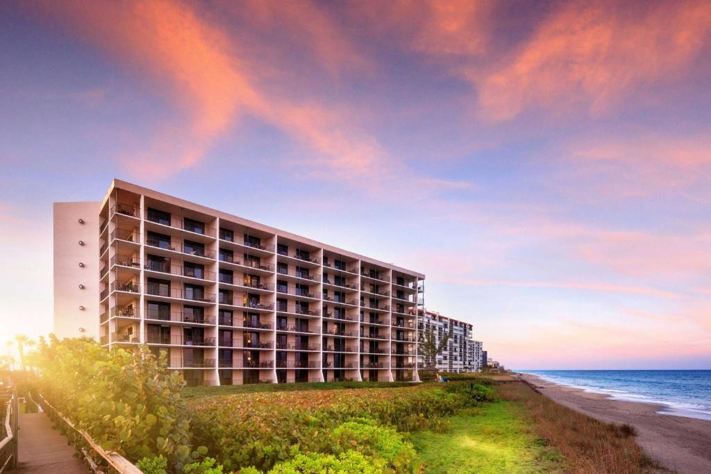 詹森比奇维斯塔纳海滩俱乐部酒店的日落时分在海滩上的酒店