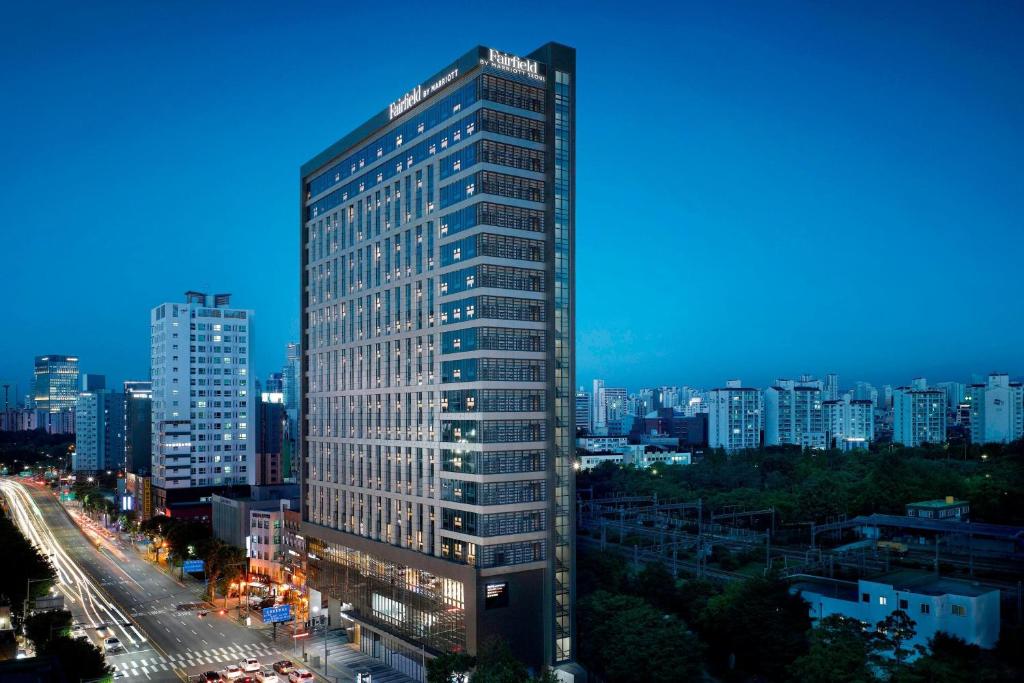 首尔首尔费尔菲尔德客栈酒店的夜晚在城市的高楼