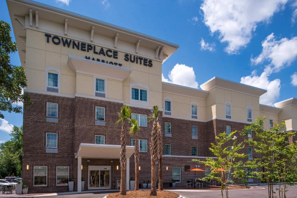 查尔斯顿TownePlace Suites by Marriott Charleston-West Ashley的塔克奈夫套房建筑的 ⁇ 染