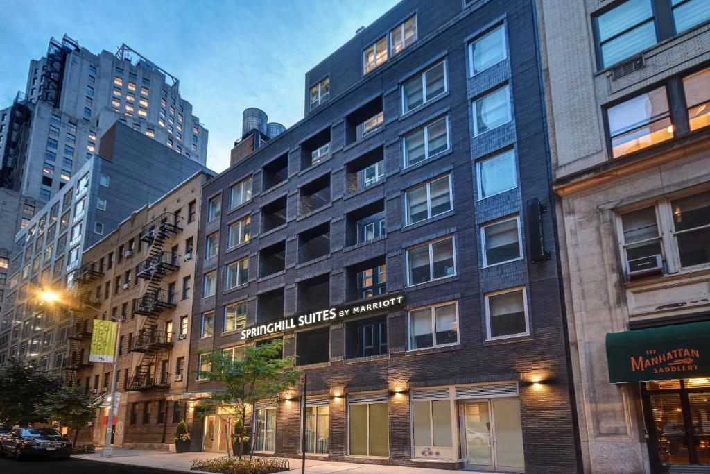 纽约SpringHill Suites by Marriott New York Midtown Manhattan/Park Ave的城市街道上一座高楼建筑