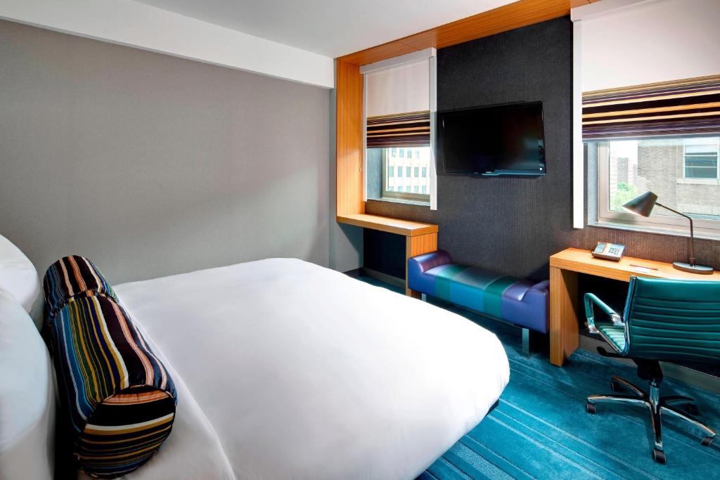 布鲁克林布鲁克林雅乐轩酒店的酒店客房配有一张床和一张带电脑的书桌