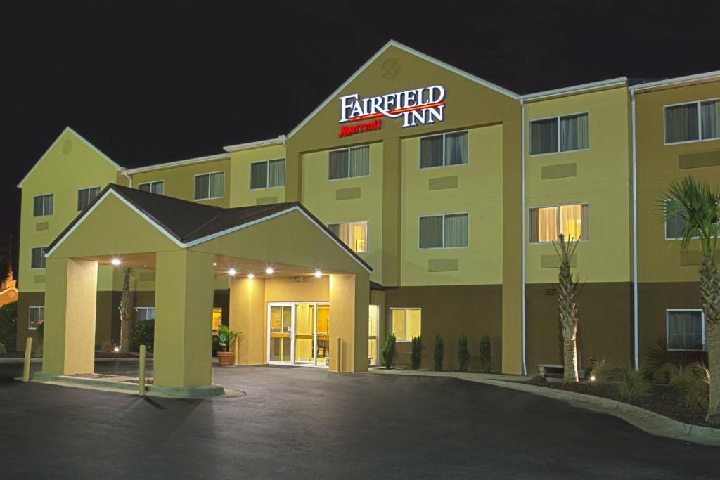 彭萨科拉Fairfield Inn by Marriott Pensacola I-10的晚上在酒店前面的一个停车场