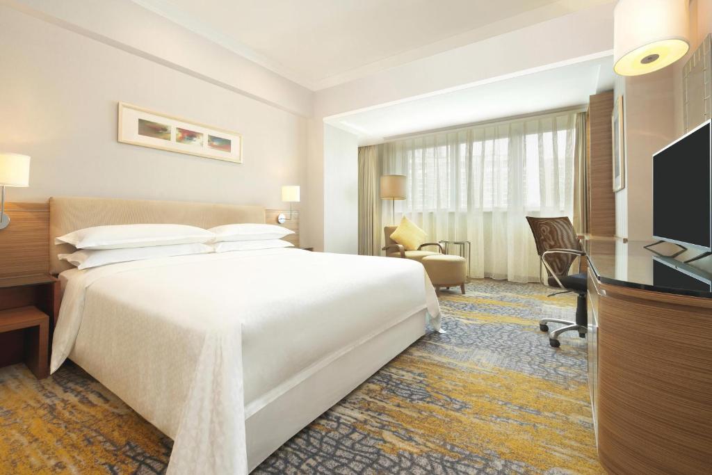 上海上海浦东福朋喜来登由由酒店的酒店客房设有一张白色大床和一张书桌
