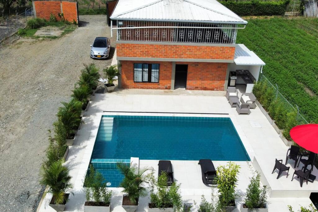 Villa Santho的房屋前游泳池的顶部景色
