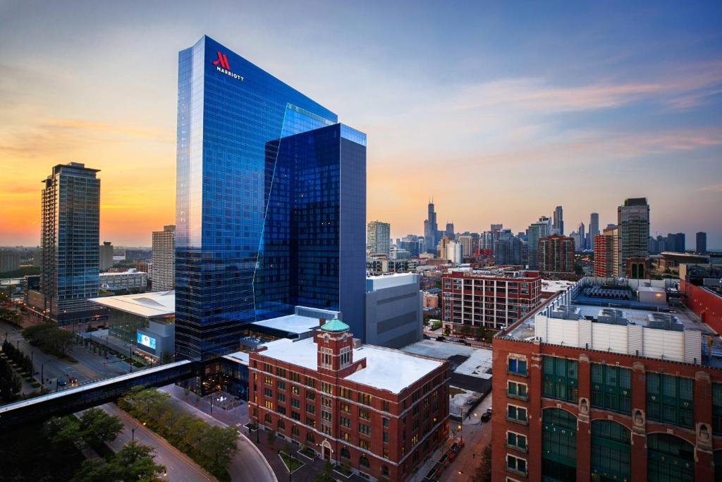 芝加哥芝加哥侯爵万豪酒店的享有城市天际线美景,设有一座高高的建筑