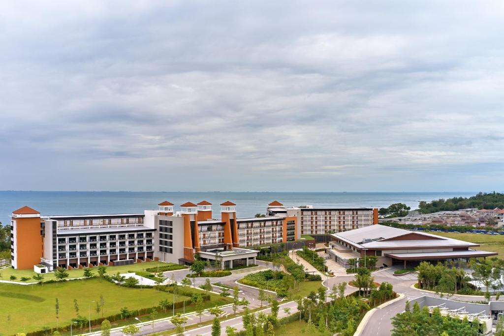 迪沙鲁The Westin Desaru Coast Resort的享有度假胜地的空中景致,以海洋为背景