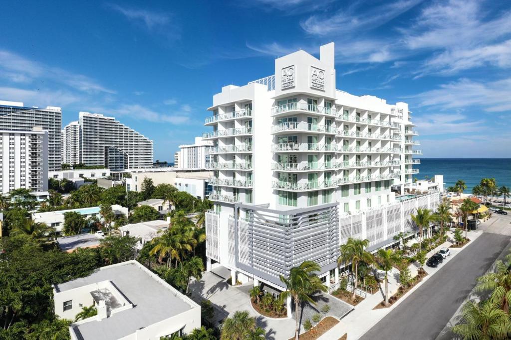 劳德代尔堡AC Hotel by Marriott Fort Lauderdale Beach的享有特朗普海洋俱乐部大楼的空中景致