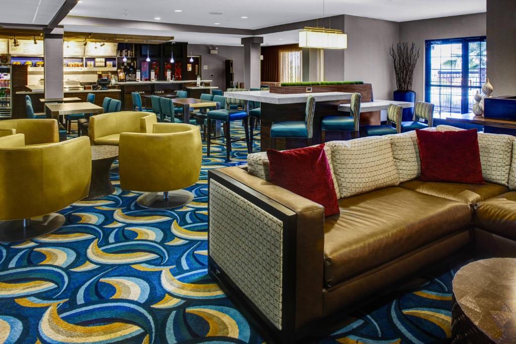 新伯尔尼新伯尔尼万怡酒店的大堂配有沙发和桌椅