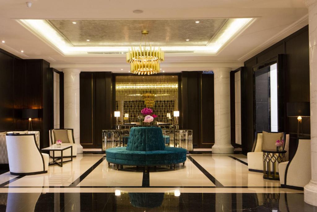 吉隆坡The Ritz-Carlton, Kuala Lumpur的大堂设有蓝色的沙发和桌子