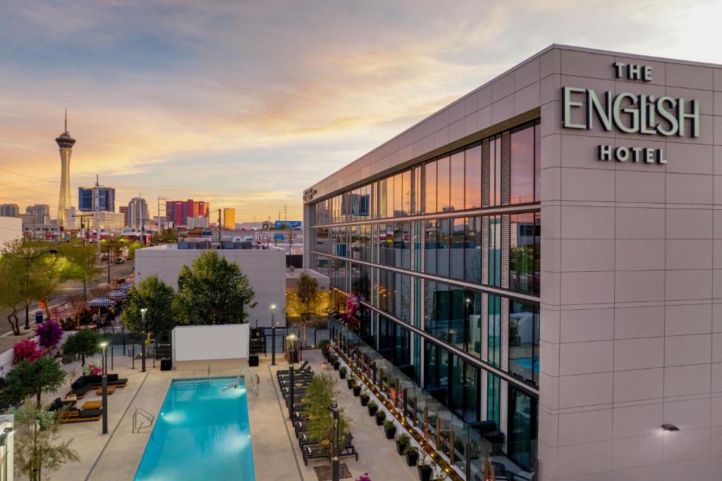 拉斯维加斯The ENGLiSH Hotel, Las Vegas, a Tribute Portfolio Hotel的享有大使馆酒店及游泳池的景色
