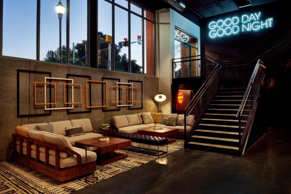 罗利The Casso, Raleigh, a Tribute Portfolio Hotel的大堂,设有一张沙发和一张桌子