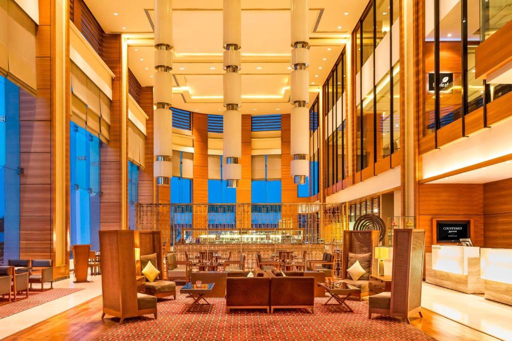 艾哈迈达巴德Courtyard by Marriott Ahmedabad的酒店大堂的景色