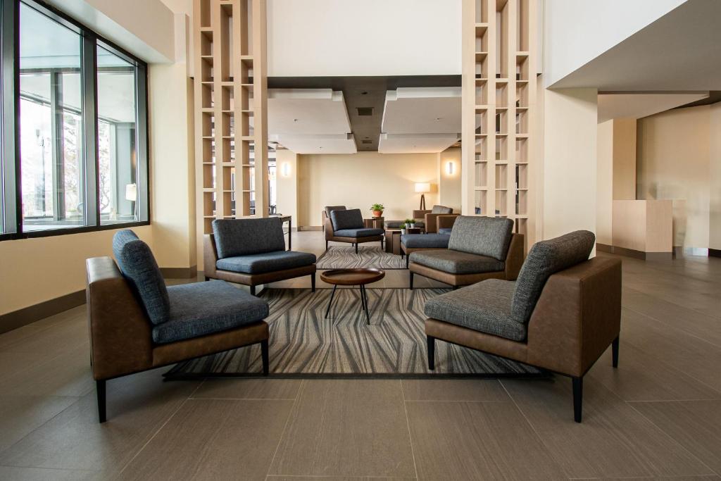 舍布鲁克谢布克三角洲酒店的一间设有椅子和桌子的等候室