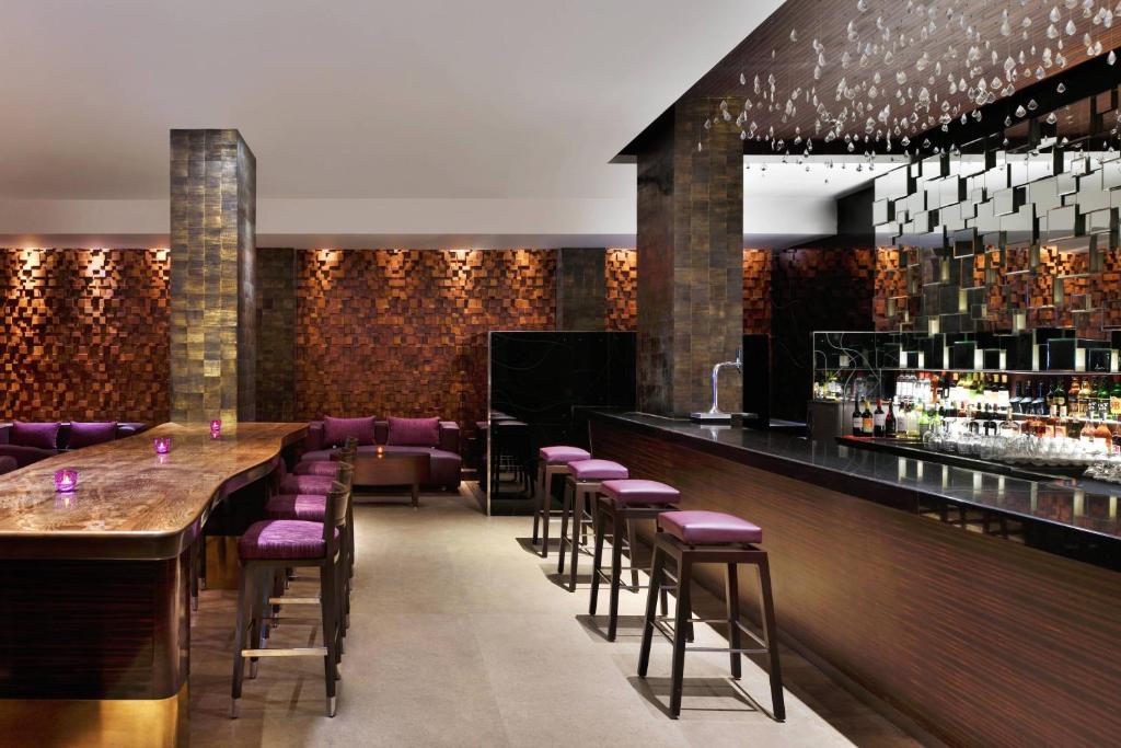 钦奈金奈万豪酒店的餐厅内带紫色凳子的酒吧