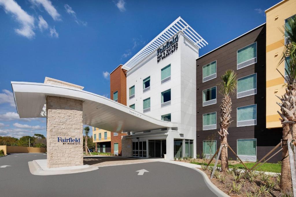 卫斯理堂Fairfield Inn & Suites by Marriott Tampa Wesley Chapel的酒店前方的 ⁇ 染