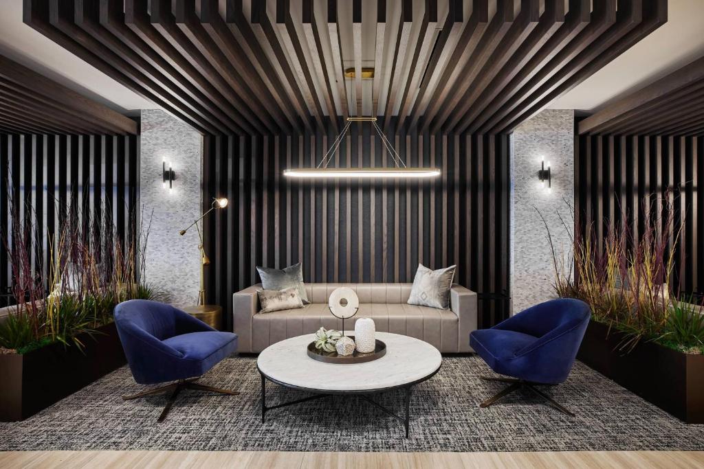 芝加哥SpringHill Suites by Marriott Chicago Chinatown的客厅配有沙发和2把蓝色椅子