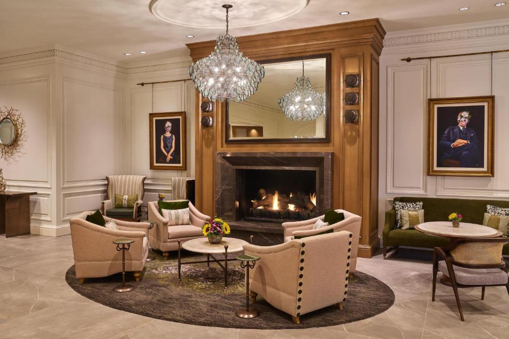 亚特兰大亚特兰大巴克海特惠特利奢华精选酒店的客厅设有壁炉和吊灯。