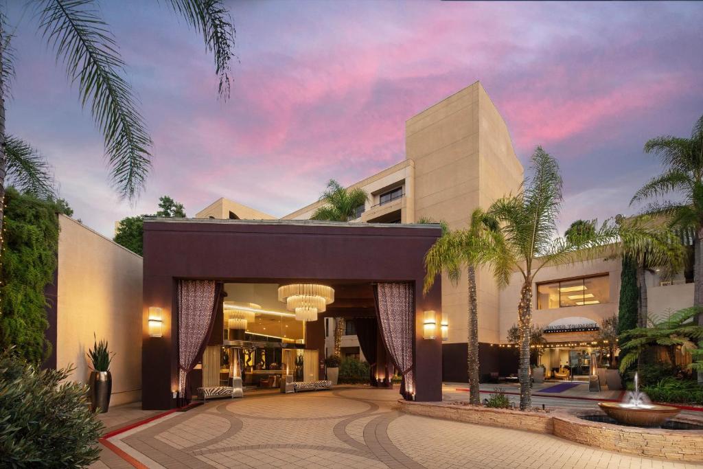 科斯塔梅萨科斯塔梅萨艺术大道酒店 - 翠贡精选酒店的棕榈树建筑的 ⁇ 染