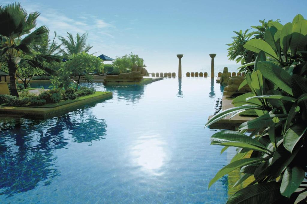 孟买JW珠瑚孟买万豪酒店的树木和水的度假村的游泳池