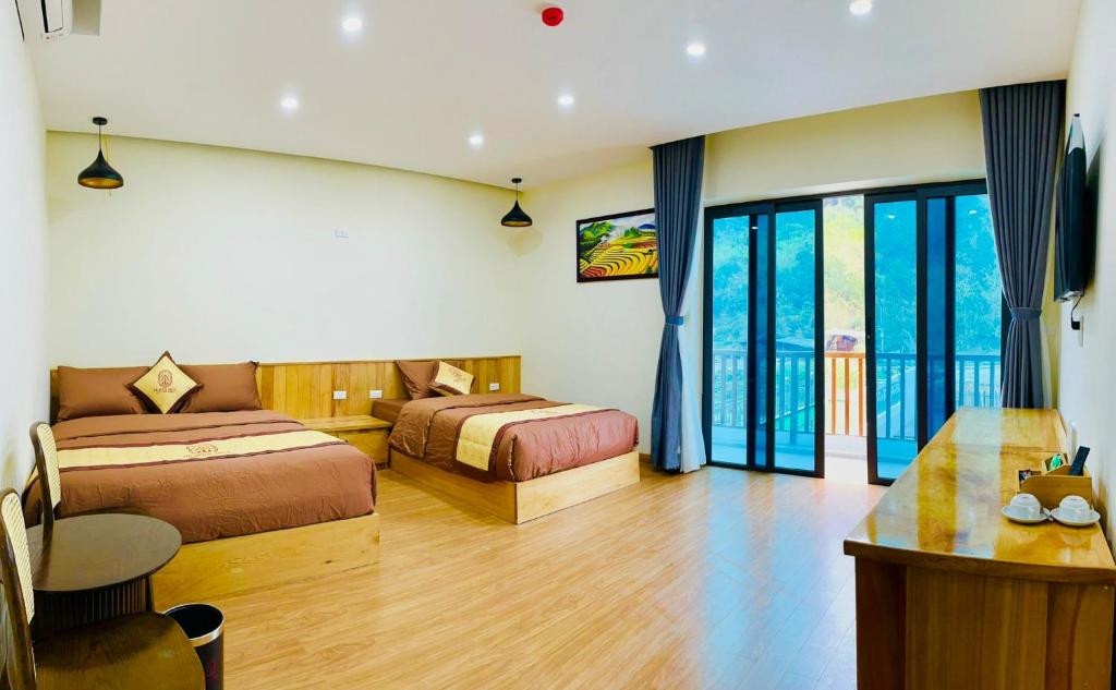 Cham Ta LaoHeaven Hill Hotel & Hot Spring的酒店客房配有两张床和一张书桌