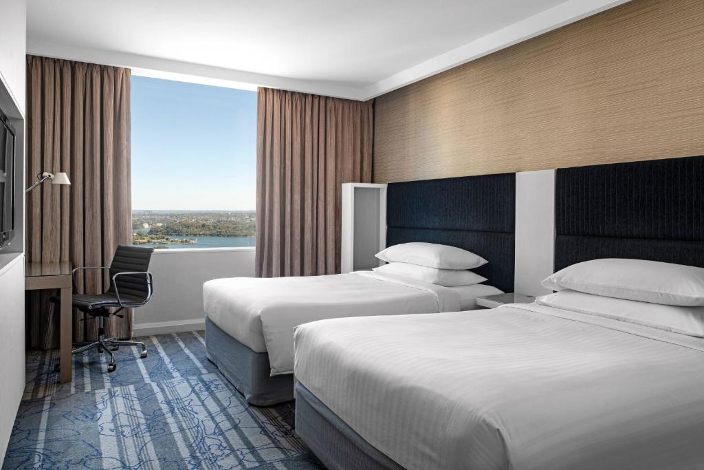 悉尼悉尼港环形码头万豪酒店的酒店客房设有两张床和窗户。
