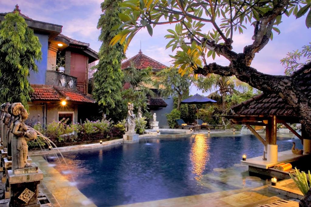 普图巴厘岛别墅及温泉酒店内部或周边的泳池