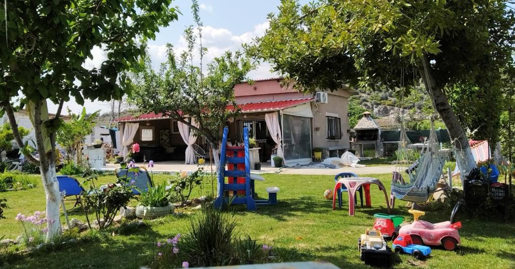 卡瓦拉Maison a la Campagne的堆满了儿童游乐设备的院子